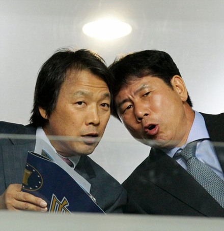 29일 수원월드컵경기장에서 벌어진 2010 하나은행 FA컵 준결승전 제주 유나이티드와 수원 삼성의 경기를 축구 국가대표팀 조광래 감독과 김현태 코치가 지켜보며 이야기를 나누고 있다.