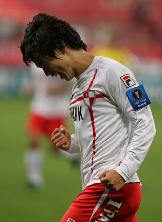 29일 부산 아시아드 주경기장에서 열린 2010 하나은행 FA컵 준결승 부산아이파크 대 전남드래곤즈의 경기. 부산 한지호가 연장전 후반에서 전남을 3대2로 누르는 결승골을 터트린 뒤 주먹을 움켜쥐고 있다.