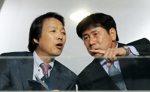 29일 수원월드컵경기장에서 벌어진 2010 하나은행 FA컵 준결승전 제주 유나이티드와 수원 삼성의 경기를 축구 국가대표팀 조광래 감독과 김현태 코치가 지켜보며 이야기를 나누고 있다.