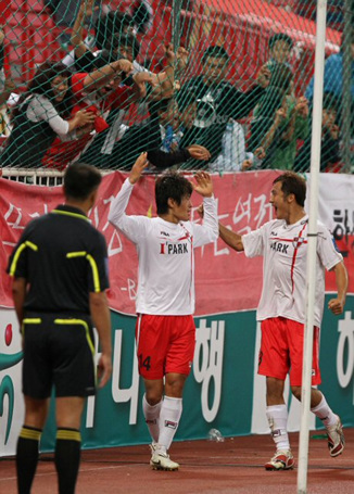 29일 부산 아시아드 주경기장에서 열린 2010 하나은행 FA컵 준결승 부산아이파크 대 전남드래곤즈의 경기. 부산 유호준이 문전 혼전 상황에서 첫골을 성공시킨 뒤 동료들과 함께 즐거워하고 있다.