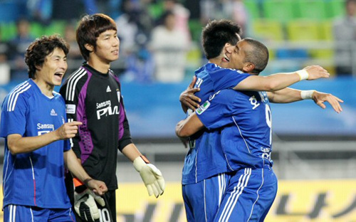 29일 수원월드컵경기장에서 벌어진 2010 하나은행 FA컵 준결승전 제주 유나이티드와 수원 삼성의 경기 전후반 0대0 상황에서 승부차기 끝에 승리한 수원 선수들이 기뻐하고 있다.