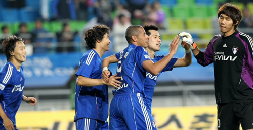 29일 수원월드컵경기장에서 벌어진 2010 하나은행 FA컵 준결승전 제주 유나이티드와 수원 삼성의 경기 전후반 0대0 상황에서 승부차기 끝에 승리한 수원 선수들이 기뻐하고 있다.