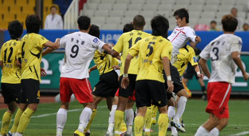 29일 부산 아시아드 주경기장에서 열린 2010 하나은행 FA컵 준결승 부산아이파크 대 전남드래곤즈의 경기. 부산 유호준(오른쪽 상단)이 문전 혼전 상황에서 첫골을 성공시키고 있다.