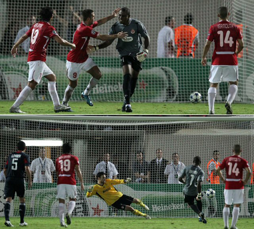 29일(현지시간) 이스라엘 텔아비브에서 열린 유럽축구연맹(UEFA) 챔피언스리그 B조 하포엘 텔아비브(이스라엘)-올림피크 리옹(프랑스) 경기, 하포엘 빈센트 에니에아마 골키퍼가 페널티킥을 넣은 후 팀 동료들과 함께 기뻐하고 있다. 리옹이 3대1로 승리했다.