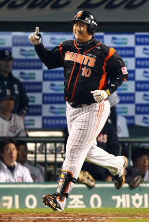 30일 오후 서울 잠실야구장에서 열린 2010 프로야구 준플레이오프 2차전 두산 베어스와 롯데 자이언츠의 경기 10회초 1사 1,2루에서 롯데 이대호가 3점 홈런을 때린 후 활짝 웃으며 1루로 뛰고 있다.