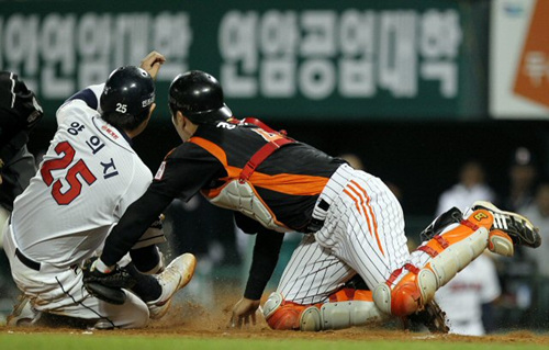 30일 오후 서울 잠실야구장에서 열린 프로야구 두산과 롯데의 준플레이오프 2차전 6회말 2사 2루 상황에서 두산 손시헌의 안타로 2루주자 양의지가 홈으로 쇄도하고 있다.