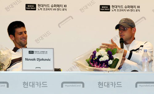 현대카드 슈퍼매치에 앞서 1일 오전 서울 여의도 현대카드에서 열린 기자회견에서 앤디 로딕(오른쪽,10위.미국)이 인사말을 하고 있다. 왼쪽은 노박 조코비치(2위.세르비아).