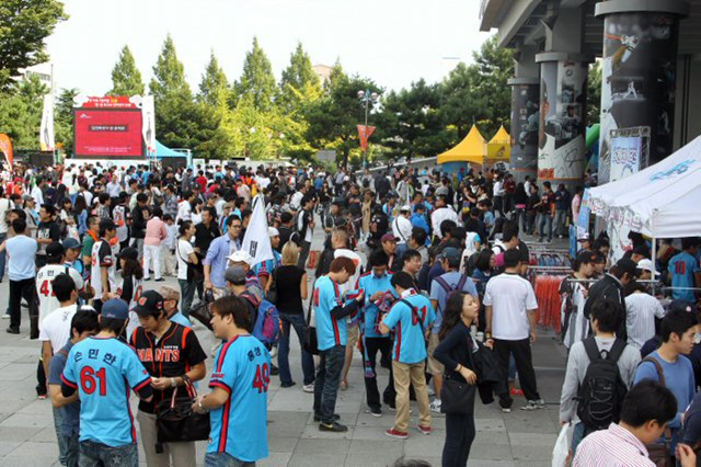 2일 2010 프로야구 준플레이오프 롯데와 두산의 3차전 경기가 열리는 부산 사직야구장. 경기 시작 2시간 전부터 야구팬들이 몰려들어 인산인해를 이루고 있다.