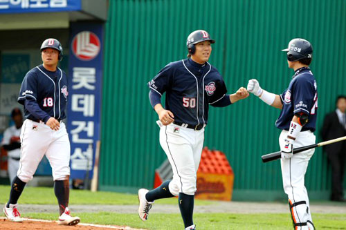 2일 부산 사직구장에서 열린 2010 프로야구 준플레이오프 두산 베어스-롯데 자이언츠 3차전. 4회초 무사 만루에서 두산 손시헌의 내야땅볼때 롯데 3루수 이대호의 실책으로 득점에 성공한 두산 김현수와 김동주가 홈으로 들어왔다. 두산은 3대2 역전에 성공했다.