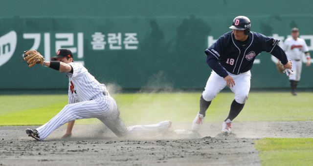 2일 부산 사직구장에서 열린 2010 프로야구 준플레이오프 두산 베어스-롯데 자이언츠 3차전. 2회초 무사 1루에서 두산 임재철의 안타성 내야땅볼 때 1루주자 김동주(오른쪽)를 롯데 유격수 황재균이 2루에서 아웃시키고 있다. 왼쪽은 롯데 2루수 조성환.
