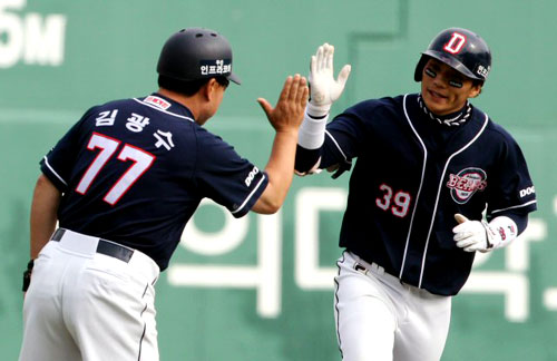 2일 부산 사직야구장에서 열린 2010 프로야구 준플레이오프 롯데-두산 3차전 경기에서 두산 이종욱이 4회초 공격에서 솔로 홈런을 친 뒤 베이스를 돌고 있다.