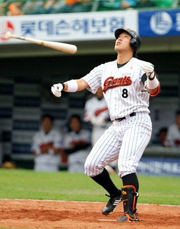 2일 부산 사직구장에서 열린 2010 프로야구 준플레이오프 두산 베어스-롯데 자이언츠 3차전. 6회말 2사에서 롯데 전준우가 자신의 타구를 바라보고 있다. 이 타구가 좌익수 상공의 애드벌룬에 맞으면서 전준우가 아웃되는 해프닝이 벌어졌다.