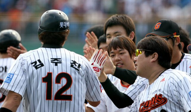 2일 부산 사직야구장에서 열린 2010 프로야구 준플레이오프 롯데-두산 3차전 경기에서 롯데 조성환이 1회말 무사 2,3루 상황에서 2타점 2루타를 치자 득점한 손아섭과 김주찬이 동료들로부터 축하받고 있다.