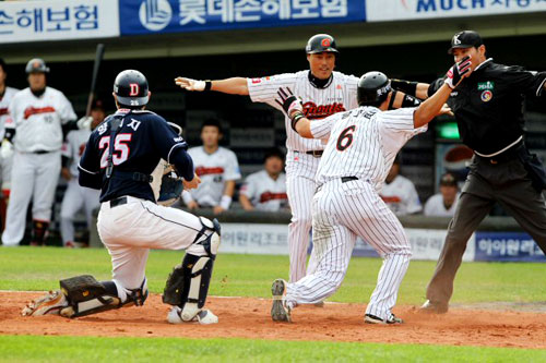 2일 부산 사직구장에서 열린 2010 프로야구 준플레이오프 두산 베어스-롯데 자이언츠 3차전. 5회말 무사 1.3루에서 롯데 손아섭의 외야플라이 때 3루주자 황재균이 홈으로 쇄도한 뒤 심판을 향해 세이프 몸짓을 하고 있다. 두산 포수는 양의지.