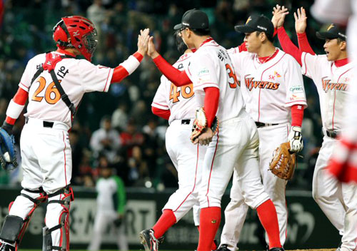 15일 인천 문학경기장에서 열린 2010 프로야구 한국시리즈 1차전 SK와 삼성 경기. SK 선수들이 9-5 승리를 거둔 뒤 기쁨을 나누고 있다.