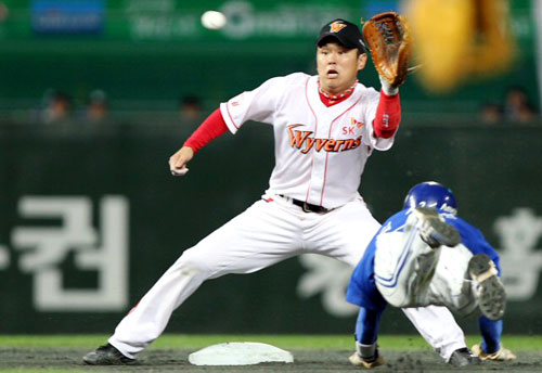 15일 인천 문학경기장에서 열린 2010 프로야구 한국시리즈 1차전 SK와 삼성 경기. 4회초 1사 1루 삼성 최형우 타석 때 1루주자 김상수가 도루에 실패하고 있다. SK 유격수는 나주환.