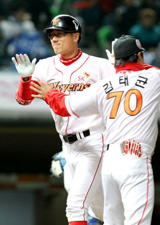 15일 인천 문학경기장에서 열린 2010 프로야구 한국시리즈 1차전 SK와 삼성 경기. 6회말 1사 2루 상황에서 SK 박정권이 8-4로 달아나는 우월 2점홈런을 때린 뒤 그라운드를 돌고 있다.