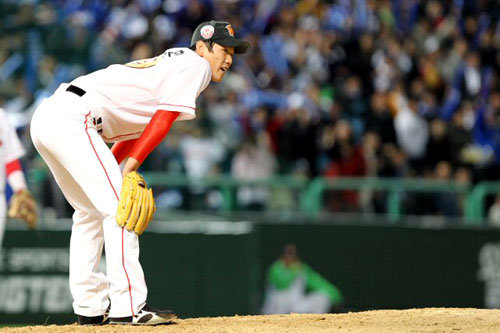 15일 인천 문학경기장에서 열린 2010 프로야구 한국시리즈 1차전 SK와 삼성 경기. 선발등판한 SK 김광현이 5회초 2사 3루 상황에서 삼성 박한이에게 중견수 앞 1루타를 허용해 역전 당한 뒤 허탈해하고 있다.