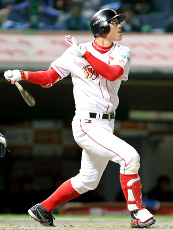 15일 인천 문학경기장에서 열린 2010 프로야구 한국시리즈 1차전 SK와 삼성 경기. 3회말 1사 1,3루 상황에서 SK 박정권이 1타점을 올리는 우익수 희생플라이를 때리고 있다.