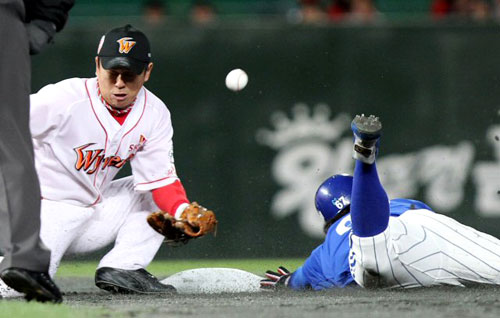15일 인천 문학경기장에서 열린 2010 프로야구 한국시리즈 1차전 SK와 삼성 경기. 3회초 1사 1루 삼성 조동찬 타석 때 1루주자 이영욱이 2루 도루에 성공하고 있다. 공을 놓치는 SK 유격수는 나주환.