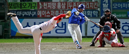 15일 오후 인천 문학경기장에서 열린 프로야구 한국시리즈 1차전 SK 대 삼성 경기. 5회초 2사 2,3루 상황에서 박한이가 역전 적시타를 치고 있다.