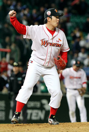 15일 인천 문학경기장에서 열린 2010 프로야구 한국시리즈 1차전 SK와 삼성 경기. SK 마무리 송은범이 9-5 승리를 거둔 뒤 주먹을 쥐고 환호하고 있다.