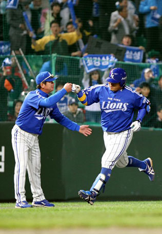 15일 인천 문학경기장에서 열린 2010 프로야구 한국시리즈 1차전 SK와 삼성 경기. 8회초 선두타자로 나서 중월 1점포를 날린 삼성 박석민이 그라운드를 돌고 있다.