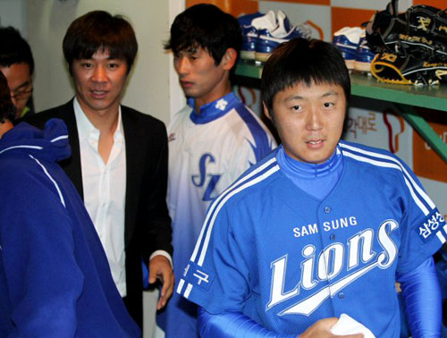 일본 프로야구 야쿠르트의 임창용이 15일 인천 문학경기장에서 열리는 2010 프로야구 한국시리즈 1차전 SK와 삼성 경기에 앞서 삼성 배영수와 더그아웃으로 들어서고 있다.