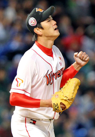 15일 인천 문학경기장에서 열린 2010 프로야구 한국시리즈 1차전 SK와 삼성 경기. 선발등판한 SK 김광현이 1회초 2사 주자없는 상황에서 삼성 박석민을 삼진으로 잡고 주먹을 불끈 쥐고 있다.