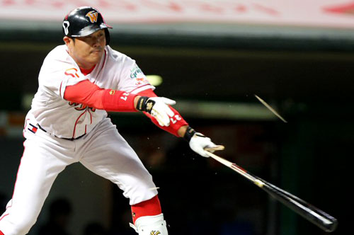 15일 인천 문학경기장에서 열린 2010 프로야구 한국시리즈 1차전 SK와 삼성 경기. 1회말 1사 1,3루 SK 이호준 파울 때 방망이가 부러지고 있다.