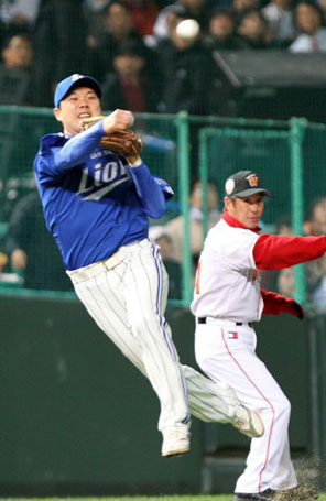 15일 인천 문학경기장에서 열린 2010 프로야구 한국시리즈 1차전 SK와 삼성 경기. 5회말 2사 1,2루 SK 최정 내야안타 때 삼성 3루수 박진만이 1루로 송구하고 있다.