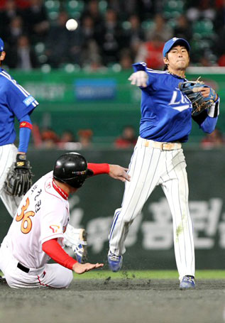 15일 인천 문학경기장에서 열린 2010 프로야구 한국시리즈 1차전 SK와 삼성 경기. 8회말 무사 1루 SK 이호준 2루수 앞 병살타 때 1루주자 박정권이 2루에서 포스아웃되고 있다. 삼성 유격수는 김상수.