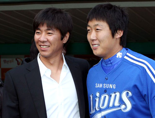 일본 프로야구 야쿠르트의 임창용이 15일 인천 문학경기장에서 열리는 2010 프로야구 한국시리즈 1차전 SK와 삼성 경기에 앞서 삼성 배영수와 인사하며 환하게 웃고 있다.