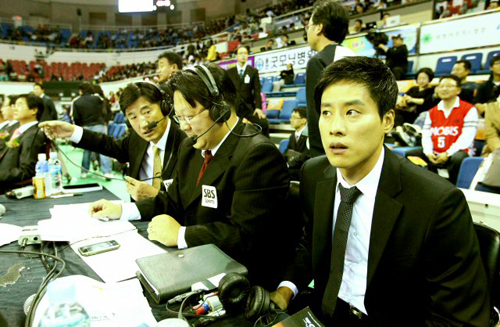 15일 울산 중구 동천체육관에서 열린 2010-2011 프로농구 개막전 울산 모비스-안양 인삼공사 경기 전, 은퇴식을 한 모비스 우지원이 방송사의 농구 해설자로 변신했다.