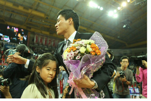 15일 울산 중구 동천체육관에서 열린 2010-2011 프로농구 개막전 울산 모비스-안양 인삼공사 경기 전, 모비스 우지원의 은퇴식 중 딸이 새침한 표정을 짓고 있다.