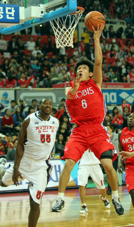 15일 울산 중구 동천체육관에서 열린 2010-2011 프로농구 개막전 울산 모비스-안양 인삼공사 경기, 모비스 양동근(오른쪽)이 상대 수비를 뚫고 슛을 시도하고 있다.