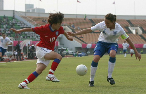 19일 수원종합운동장에서 열린 2010 피스퀸컵 국제대회 예선 A조 2차전 대한민국-잉글랜드 경기, 한국의 박희영(왼쪽)이 잉글랜드의 캐이지 스토니와 볼다툼을 하고 있다.
