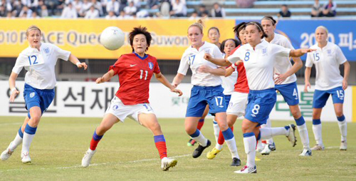 19일 수원종합운동장에서 열린 2010 피스퀸컵 국제대회 예선 A조 2차전 한국-잉글랜드 경기, 한국의 김수연(왼쪽에서 두번째)이 잉글랜드 선수들의 제치고 슛을 시도하고 있다. [사진=피스퀸컵조직위원회 제공]