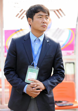 19일 수원종합운동장에서 열린 2010 피스퀸컵 국제대회 예선 A조 2차전 한국-잉글랜드 경기, 한국 감독 최인철이 경기를 지켜보고 있다. [사진=피스퀸컵조직위원회 제공]