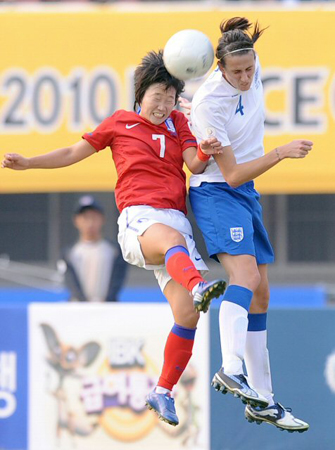 19일 수원종합운동장에서 열린 2010 피스퀸컵 국제대회 예선 A조 2차전 한국-잉글랜드 경기, 한국의 권하늘(왼쪽)이 잉글랜드의 질 스캇과 공중볼 다툼을 하고 있다. [사진=피스퀸컵조직위원회 제공]
