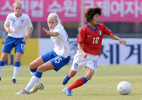 19일 수원종합운동장에서 열린 2010 피스퀸컵 국제대회 예선 A조 2차전 한국-잉글랜드 경기, 한국의 지소연(오른쪽)이 잉글랜드의 스테파니 휴튼을 제치며 패스를 하고 있다. [사진=피스퀸컵조직위원회 제공]