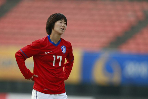 19일 수원종합운동장에서 열린 2010 피스퀸컵 국제대회 예선 A조 2차전 대한민국-잉글랜드 경기, 한국의 유영아가 무승부로 경기를 마치자 아쉬워하고 있다.