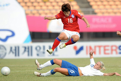 19일 수원종합운동장에서 열린 2010 피스퀸컵 국제대회 예선 A조 2차전 한국-잉글랜드 경기, 한국의 김나래(위)가 잉글랜드의 스테파니 휴튼의 태클을 피해 점프하고 있다. [사진=피스퀸컵조직위원회 제공]