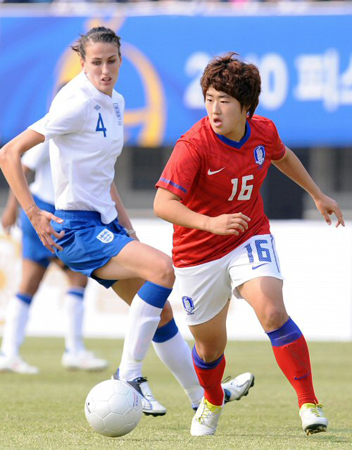 19일 수원종합운동장에서 열린 2010 피스퀸컵 국제대회 예선 A조 2차전 한국-잉글랜드 경기, 한국의 김나래(오른쪽)가 잉글랜드의 질 스캇을 제치며 돌파하고 있다. [사진=피스퀸컵조직위원회 제공]