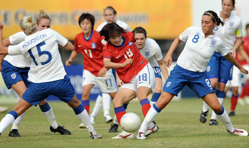 19일 수원종합운동장에서 열린 2010 피스퀸컵 국제대회 예선 A조 2차전 한국-잉글랜드 경기, 한국의 박희영(가운데)이 잉글랜드 선수들을 피해 슛을 하고 있다. [사진=피스퀸컵조직위원회 제공]