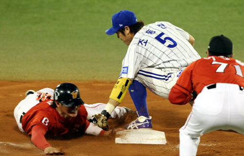 19일 대구 시민운동장에서 열린 프로야구 한국시리즈 4차전 삼성-SK 경기 6회초 1사 1루, SK 김재현의 내야땅볼을 틈타 최정이 3루로 쇄도해 세이프되고 있다.