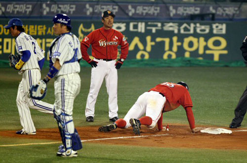19일 대구 시민구장에서 열린 프로야구 한국시리즈 4차전 삼성라이온즈-SK와이번스 경기 4회초 1사 만루 상황. SK 나주환의 땅볼 타구 때 협살에 걸린 박정권이 3루에서 삼성 김상수, 진갑용에게 아웃당하고 있다.