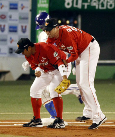 19일 오후 대구 시민운동장에서 열린 2010 프로야구 한국시리즈 4차전 삼성-SK 경기. 1회말 2사 삼성 박한이가 땅볼로 1루에서 아웃되고 있다.