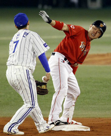 19일 오후 대구 시민운동장에서 열린 2010 프로야구 한국시리즈 4차전 삼성-SK 경기. 6회초 2사 3루 SK 박경완이 1타점 안타를 친뒤 2루에서 세이프 되고 있다.