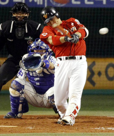 19일 오후 대구 시민운동장에서 열린 2010 프로야구 한국시리즈 4차전 삼성-SK 경기. 6회초 2사 3루 SK 박경완이 1타점 안타를 치고 있다.